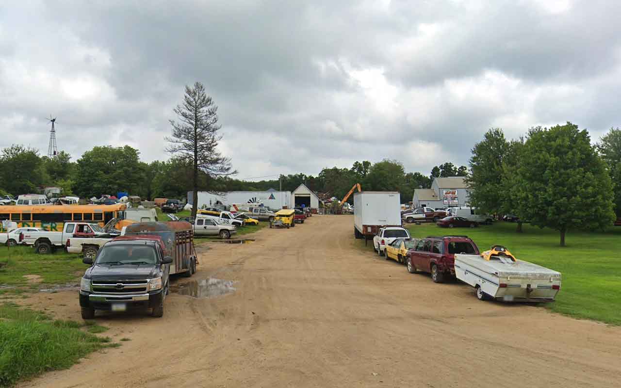 Bob Garien Salvage at 7141 Hurstville Rd, Maquoketa, IA 52060